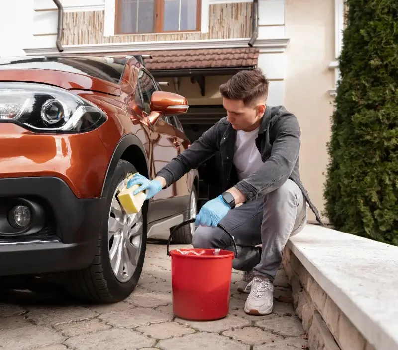 Lavage auto à domicile Orègue : professionnel intervenant sur un véhicule